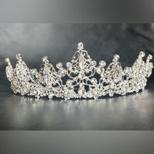 RHINESTONE TIARA T2006
Brand: En Vogue Bridal
Style #: T2006